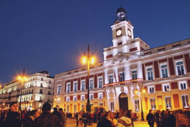 Madrid, İspanya. 103 2018. Madrid Topluluğu Başkanlığı binasının ön cephesi (İspanyolca: Presidencia de la Comunidad de Madrid). Gün batımında Plaza del Sol 'da aydınlanmış cephe.