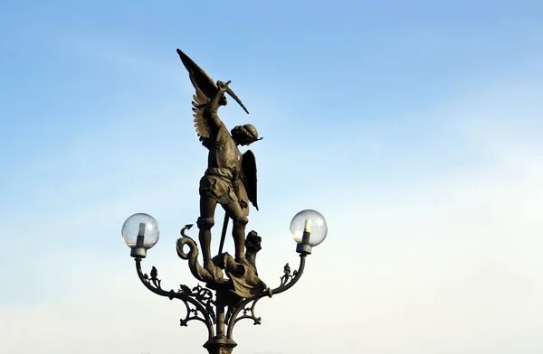 聖マイケル大天使の彫刻聖マイケルズ橋 ゲント ベルギー 聖マイケルを代表する有名な彫刻が竜を殺害 — ストック写真