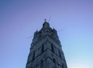 Gent 'in çan kulesi Gent, Belçika' nın eski şehir merkezinde eski bir ortaçağ kulesi. Eski Gent şehrine bakan en uzun ortaçağ kulesi ve Belçika 'nın en uzun çan kulesi..