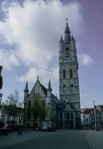 根特钟楼是位于比利时根特市中心的一座中世纪古塔 俯瞰旧城根特的中世纪最高的塔楼和比利时最高的钟楼 — 图库照片