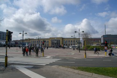 Bruges, Belçika; 04 28 2016. Bruges Tren İstasyonu ve İstasyon Meydanı. İnsanlar şehre gitmek için tren istasyonunu terk ediyor..