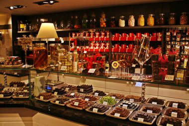 Bruges, Belçika; 04 28 2016. Çikolata Dükkanı Pralinette 'in içinde Bruges' ün kalbinde nefis, sanatsal çikolataların en lezzetli ürünleri bulunur..
