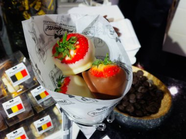 Bruges, Belçika; 04 28 2016. Çikolatalı çilek. Çikolata Dükkanı Pralinette, Bruges 'ün kalbinde nefis, sanatsal çikolataların en lezzetli ürünlerini sunar..