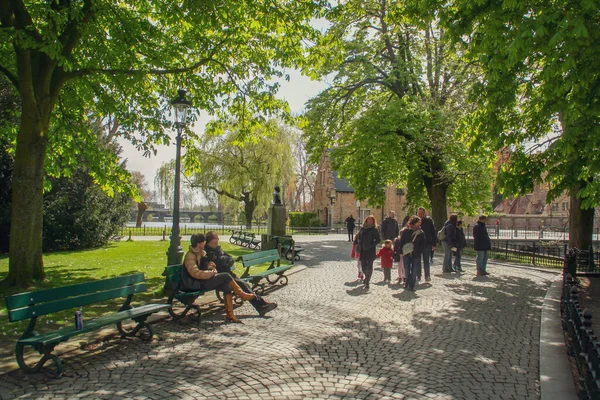 Bruges Belgio 2016 Turisti Che Prendono Una Pausa Minnewater Park — Foto Stock