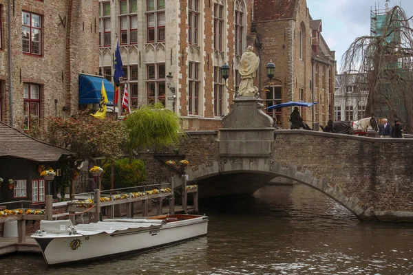 Брюгге Бельгия 2016 Мост Иоганна Непомуцена Каменной Статуей Святого Иоанна — стоковое фото