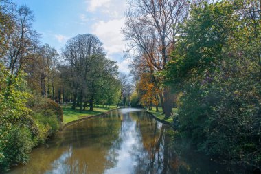 Bruges, Belçika 'da bir parktan geçen kanal. Bruges 'ün Reien veya kanalları eskiden şehirde akan Reie nehrinin kalıntılarıdır..