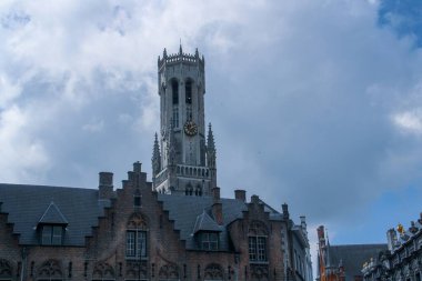 Belfort (Türkçe: Çan kulesi), Burg Meydanı 'ndan Bruges' ün çan kulesi. Gotik mimarinin evleri arasında güzel bir resimdeki ünlü kule..