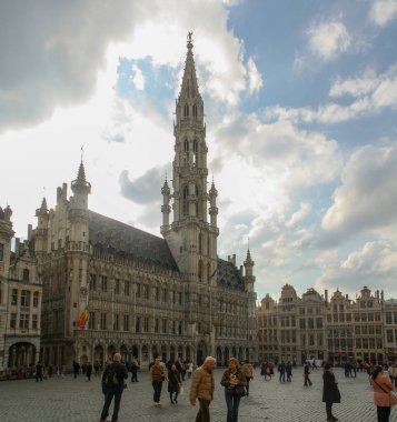 Brüksel, Belçika; 04 28 2016. Brüksel Belediyesi, Orta Çağ 'dan kalma Gotik bir bina. Brüksel 'deki ünlü Grand Place' de yer almaktadır..