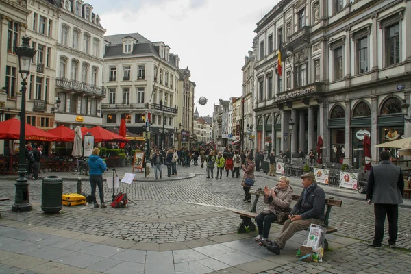Brussels Belgium 2016 브뤼셀에 Rue Marche Aux Herbes 구름낀 봄날의 — 스톡 사진
