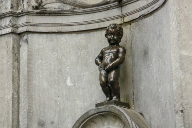 Brüksel, Belçika; 04 28 2016. Brüksel 'deki ünlü Manneken Pi Heykeli. Bu, Brüksel 'in tarihi merkezinde bulunan 65,5 santimlik bronz bir heykel..