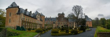 Lennik, Belçika; 04 29 2016. Gaasbeek Kalesi, avlu ve kalenin bahçeleri. Güçlendirilmiş kale 1240 yılında inşa edildi ve 1980 yılından beri müze olarak kullanılıyor..