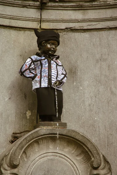 Брюссель Бельгия 2016 Знаменитая Статуя Маннекен Пис Брюсселе Статуя Традиционном — стоковое фото