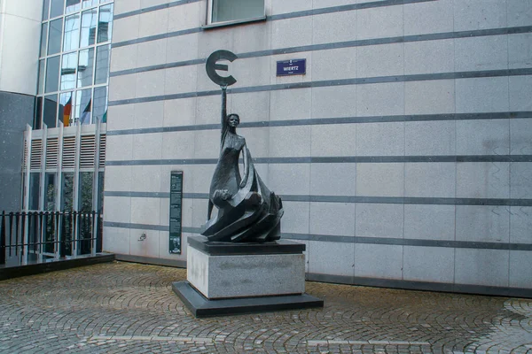 Bruselas Bélgica 2016 Wiertz Street Bruselas Estatua Fuera Del Parlamento — Foto de Stock