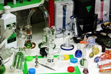 Amsterdam, Hollanda; 04: 30 2016. Marihuana ve bununla ilgili diğer psikotropik maddelerin yasal olarak Amsterdam 'ın vitrininde satışı. Hollanda kültürünün tipik ürünleri.