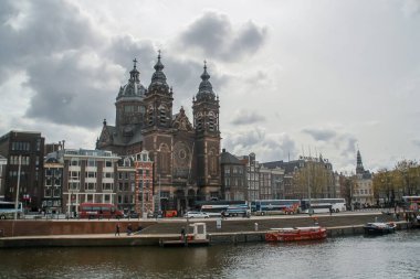 Amsterdam, Hollanda; 04: 30 2016. Aziz Nicholas Bazilikası (Hollandaca: Basiliek van de Heilige Nicolaas). Hollanda, Amsterdam 'ın Eski Merkez Bölgesi' nde yer almaktadır..