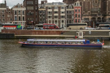 Amsterdam, Hollanda; 04: 30 2016. Amsterdam Kanalları 'nı gezmek için bir gezi teknesi. Amsterdam 'da her zamanki ulaşım araçları..