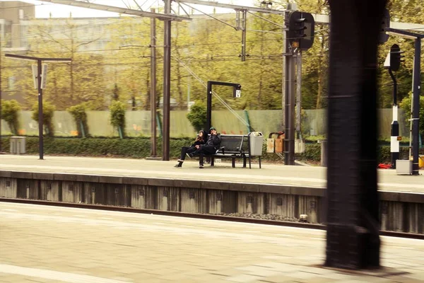 Dordrecht Hollande 2016 Couple Heureux Assis Sur Banc Gare Dordrecht — Photo