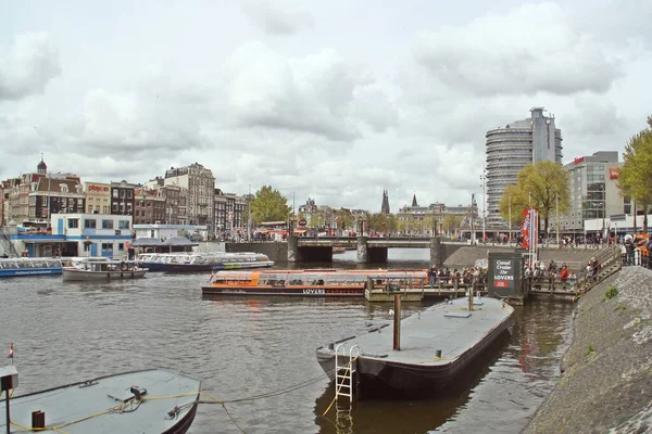 Amsterdam Holandia 2016 Kanały Łodzie Stationsplein Angielski Station Square Amsterdam — Zdjęcie stockowe