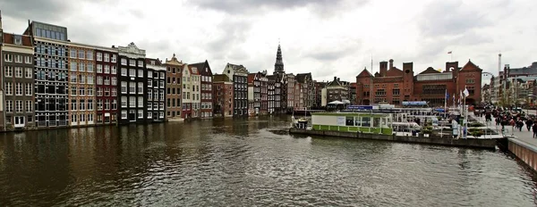 Ámsterdam Holanda 2016 Muelles Fachadas Avenida Damrak Ámsterdam Típico Canal —  Fotos de Stock