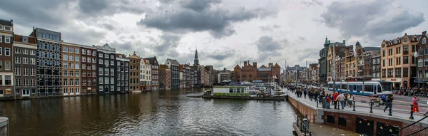 Ámsterdam Holanda 2016 Muelles Fachadas Avenida Damrak Ámsterdam Típico Canal —  Fotos de Stock