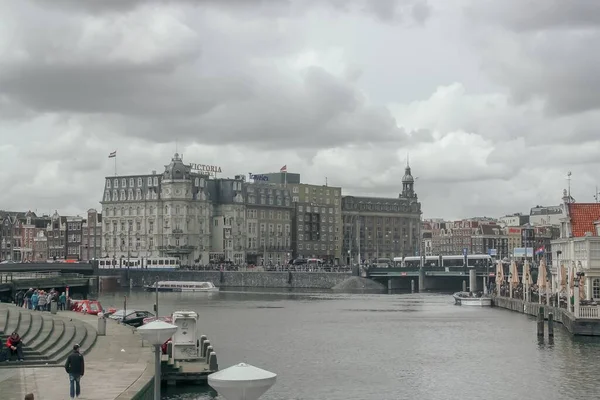 Άμστερνταμ Ολλανδία 2016 Δίαυλοι Και Βάρκες Στο Stationsplein Αγγλικά Station — Φωτογραφία Αρχείου