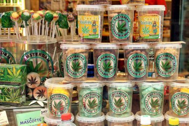 Amsterdam, Hollanda; 04: 30 2016. Marihuana ve bununla ilgili diğer psikotropik maddelerin yasal olarak Amsterdam 'ın vitrininde satışı. Hollanda kültürünün tipik ürünleri.