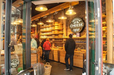 Amsterdam, Hollanda; 04: 30 2016. Amsterdam peynir şirketi Nieuwendijk Caddesi 180, Amsterdam, Hollanda 'da. Satılık çok çeşitli geleneksel peynirler..
