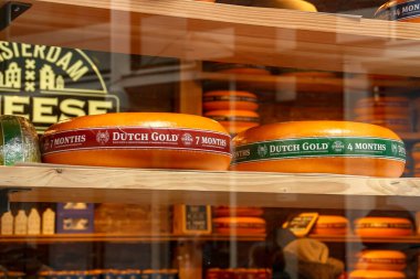 Amsterdam, Hollanda; 04: 30 2016. Amsterdam peynir şirketi Nieuwendijk Caddesi 180, Amsterdam, Hollanda 'da. Satılık çok çeşitli geleneksel peynirler..