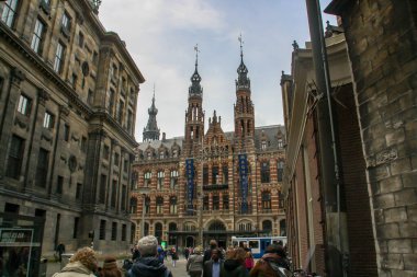 Amsterdam, Hollanda. 04: 30 2016. Amsterdam 'daki Magna Plaza alışveriş merkezi cephesi. Aslında bir postane binası olan neo-gotik tarzda bir bina..