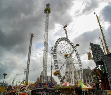 Amsterdam, Hollanda; 04: 30 2016. Baraj Meydanı, Hollanda 'nın başkenti Amsterdam' da bir şehir meydanıdır. Kraliçenin bayramında Dam Meydanı 'nda panayır eğlenceleri.