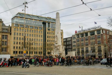 Amsterdam, Hollanda; 04: 30 2016. Baraj Meydanı 'ndaki Ulusal Anıt (1956) kraliçenin zamanında. Bu tatillerde meydan insan kaynıyor..