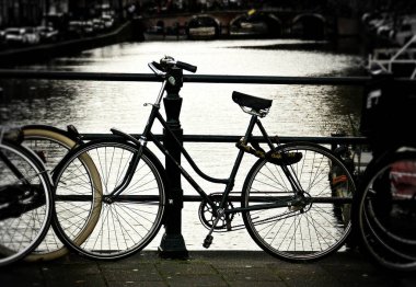 Amsterdam, Hollanda; 04: 30 2016. Amsterdam, Hollanda 'da geleneksel bisiklet ve kanal. Geleneksel ve popüler bir Hollanda taşımacılığı..