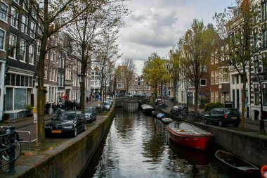 Amsterdam, Hollanda; 04: 30 2016. Blauwburgwal Kanalı, Amsterdam. Tipik Amsterdam kanalı binalarla ve kıyılarındaki dar sokaklarla doluydu..