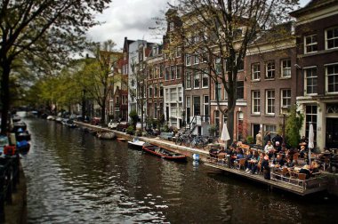 Amsterdam, Hollanda; 04: 30 2016. Amsterdam 'daki T Small Kafeteryası' nın teras barı. Tipik Amsterdam kanalı binalarla ve kıyılarındaki dar sokaklarla doluydu..