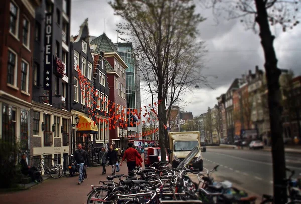 Amsterdam Holland 2016 Nieuwezijds Voorburgwal Street Amsterdam Mit Orangefarbenen Dekorationen — Stockfoto