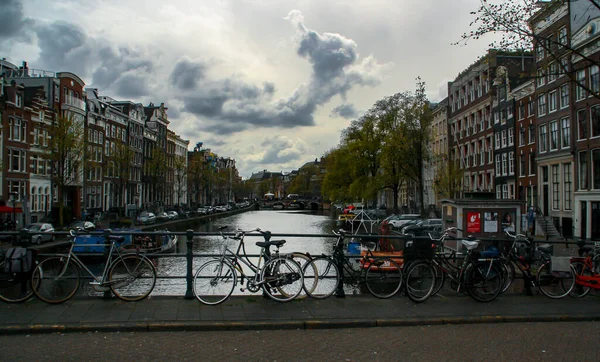 Amszterdam Hollandia 2016 Biciklik Parkoltak Egy Híd Korlátján Egy Csatorna — Stock Fotó