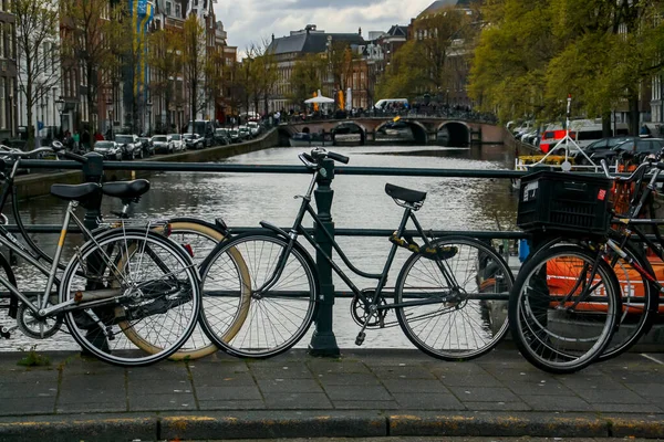 Amsterdam Holandia 2016 Zaparkowałem Rowery Poręczy Mostu Nad Kanałem Jest — Zdjęcie stockowe