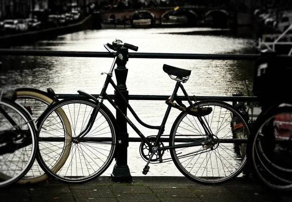Amsterdam, Hollanda; 04: 30 2016. Amsterdam, Hollanda 'da geleneksel bisiklet ve kanal. Geleneksel ve popüler bir Hollanda taşımacılığı..