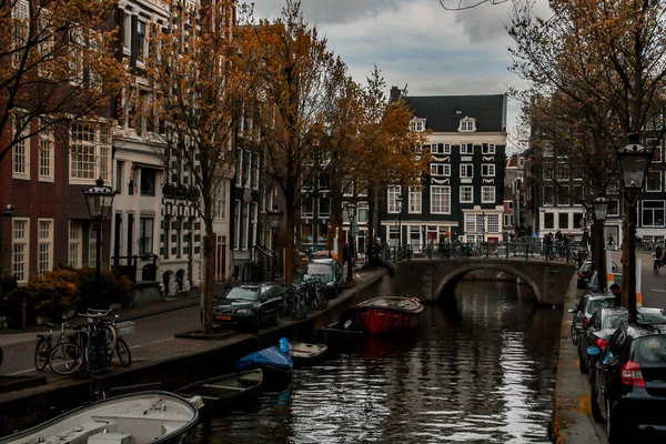 Amszterdam Hollandia 2016 Blauwburgwal Utcai Csatorna Amszterdamban Tipikus Amszterdami Csatorna — Stock Fotó