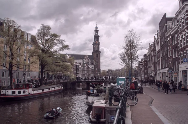 Amszterdam Hollandia 2016 Hajó Prinsengracht Utca Csatornájában Tipikus Amszterdami Csatorna — Stock Fotó