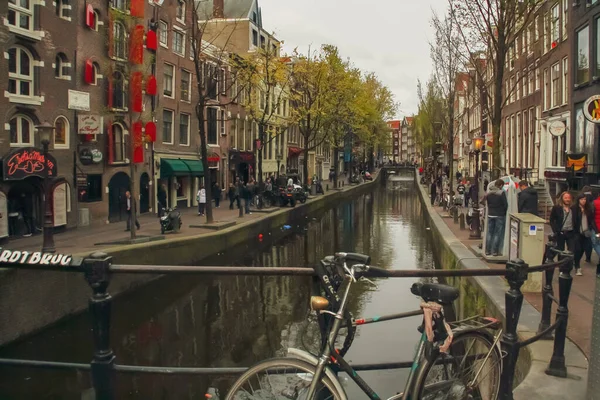 Amsterdam Holandia 2016 Zaparkowałem Rowery Poręczy Mostu Nad Kanałem Jest — Zdjęcie stockowe