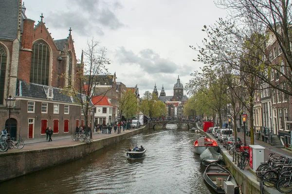 Amszterdam Hollandia 2016 Oudezijds Voorburgwal Csatorna Szent Miklós Bazilika Háttérben — Stock Fotó