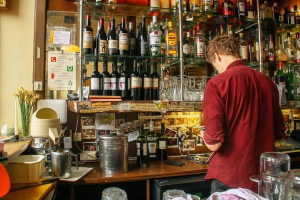 Amsterdam Holland 2016 Smalle餐厅的内部酒保在吧台边工作 — 图库照片