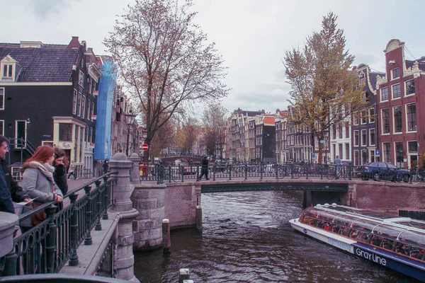 Amszterdam Hollandia 2016 Híd Leidsgracht Csatorna Felett Amszterdamban Turisták Meglátogatták — Stock Fotó