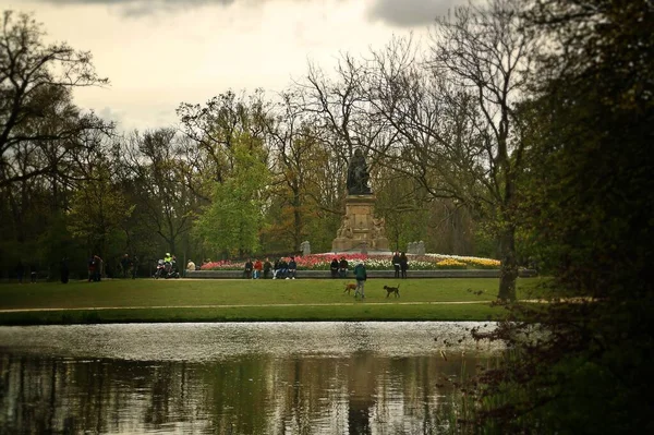 Амстердам Голландия 2016 Vondelmonument Английски Vondel Monument Beautiful Pond Vondelpark — стоковое фото