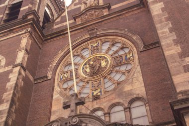 Aziz Niklas Bazilikası (Felemenkçe: Basiliek van de Heilige Nicolaas), Amsterdam 'ın Eski Merkez Bölgesi' nde yer alır. Ana cephe iki kuleyle çevrili, aralarında bir gül penceresi var..