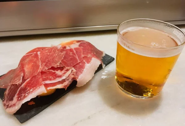 Тапас Мадриде Стакан Пива Ветчина Серрано Ресторане — стоковое фото