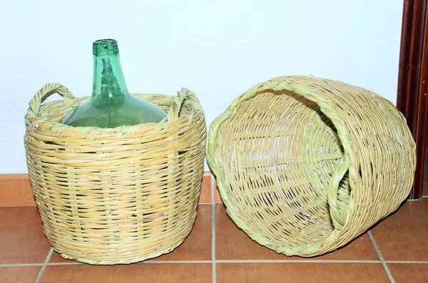 Velha Garrafa Vinho Com Cobertura Cana Trançada Jarro Velho Usado — Fotografia de Stock