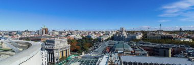 Madrid 'in panoramik manzarası Circulo de Bellas Artes' in teras barından. Cibeles Sarayı, Sütun Binası ve Piruli gibi sembolik binaların manzarası. İspanya.