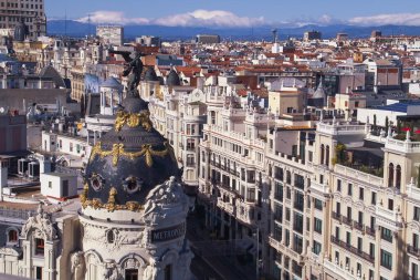 Madrid, İspanya; 11 09 2017. Madrid 'in havadan görünüşü. Gran Via caddesi ve Metropolis binası yukarıdan görüldü.